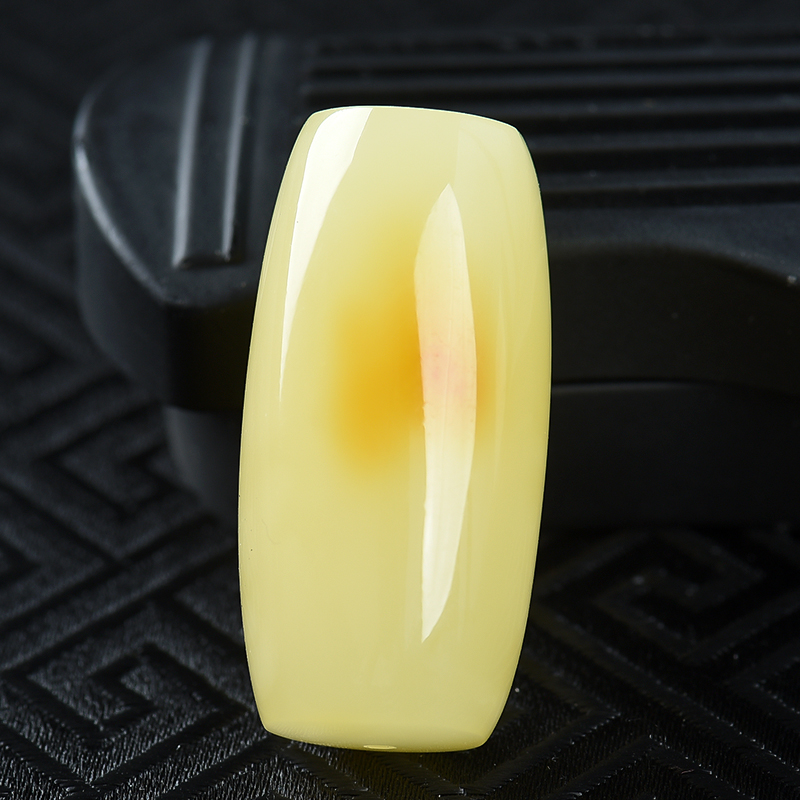 俏色蜜蜡桶珠吊坠-红掌柜