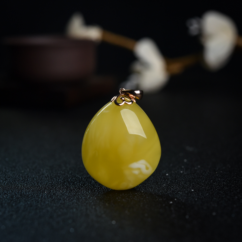 18K金镶鸡油黄蜜蜡随形吊坠-红掌柜