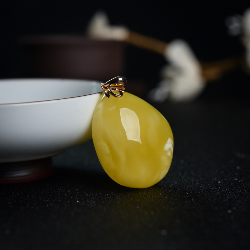 18K金镶天然鸡油黄蜜蜡随形吊坠-红掌柜