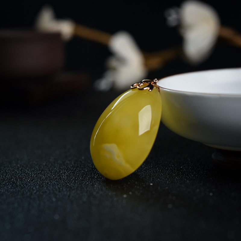 18K鸡油黄蜜蜡随形吊坠-红掌柜