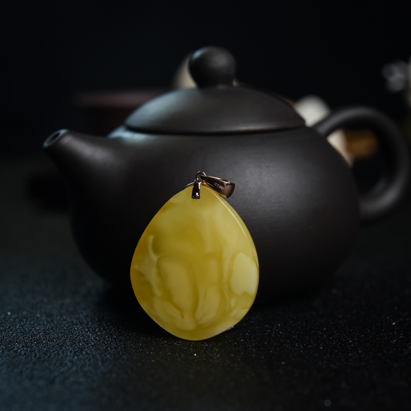 鸡油黄蜜蜡随形吊坠-红掌柜