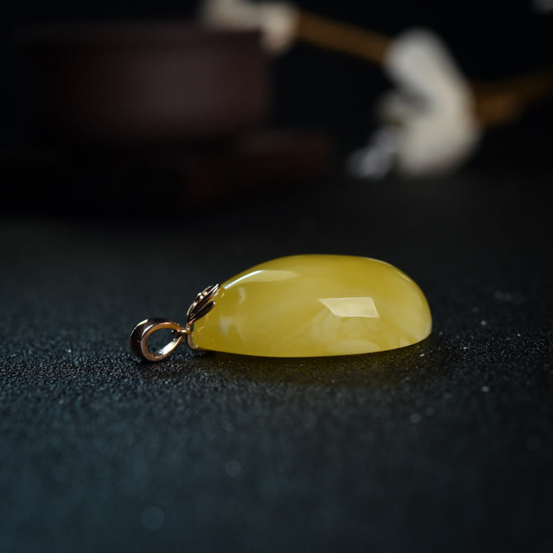 18K金镶鸡油黄蜜蜡吊坠-红掌柜