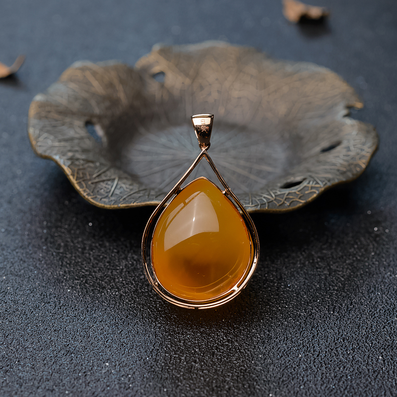 18K金镶钻天然蜜蜡水滴吊坠-红掌柜