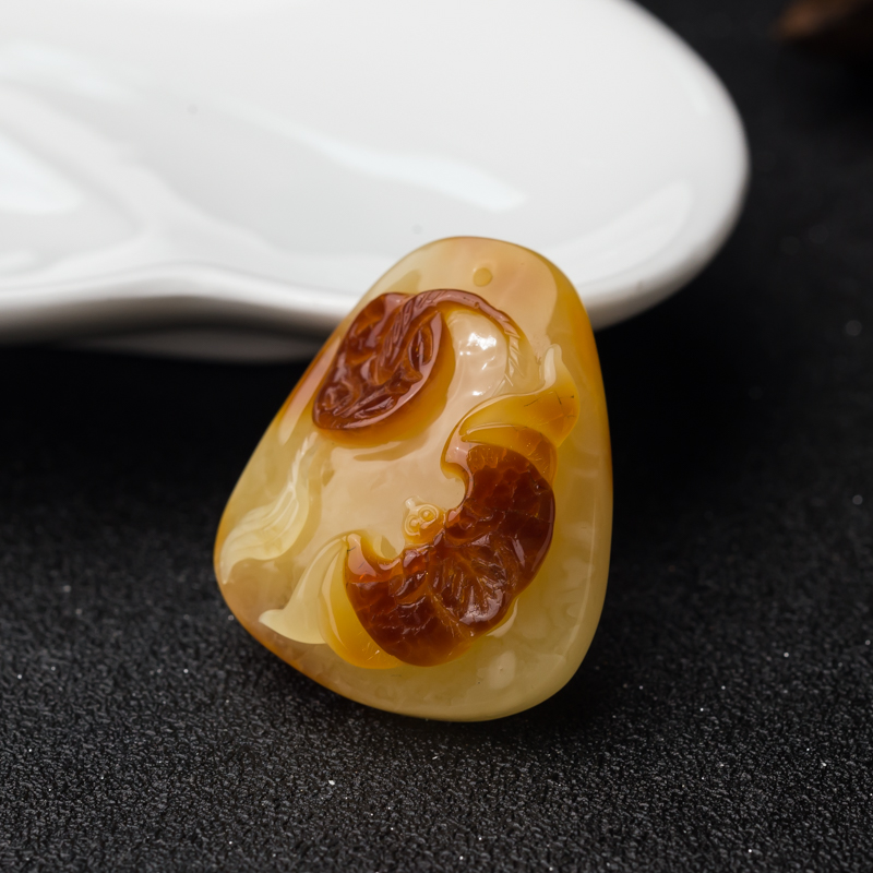 天然俏色蜜蜡吊坠-红掌柜