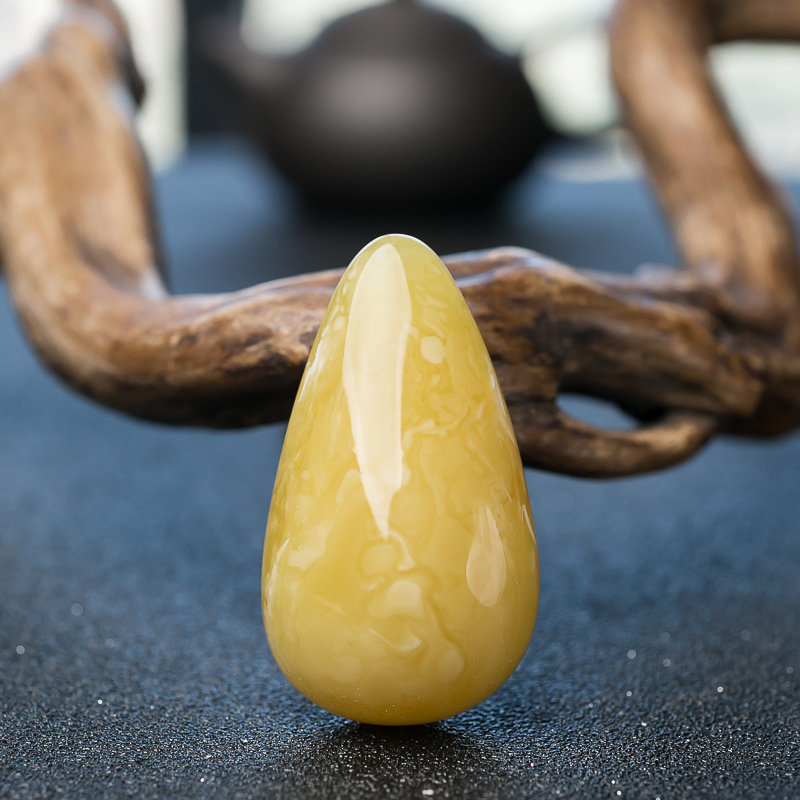 鸡油黄蜜蜡随形吊坠-红掌柜