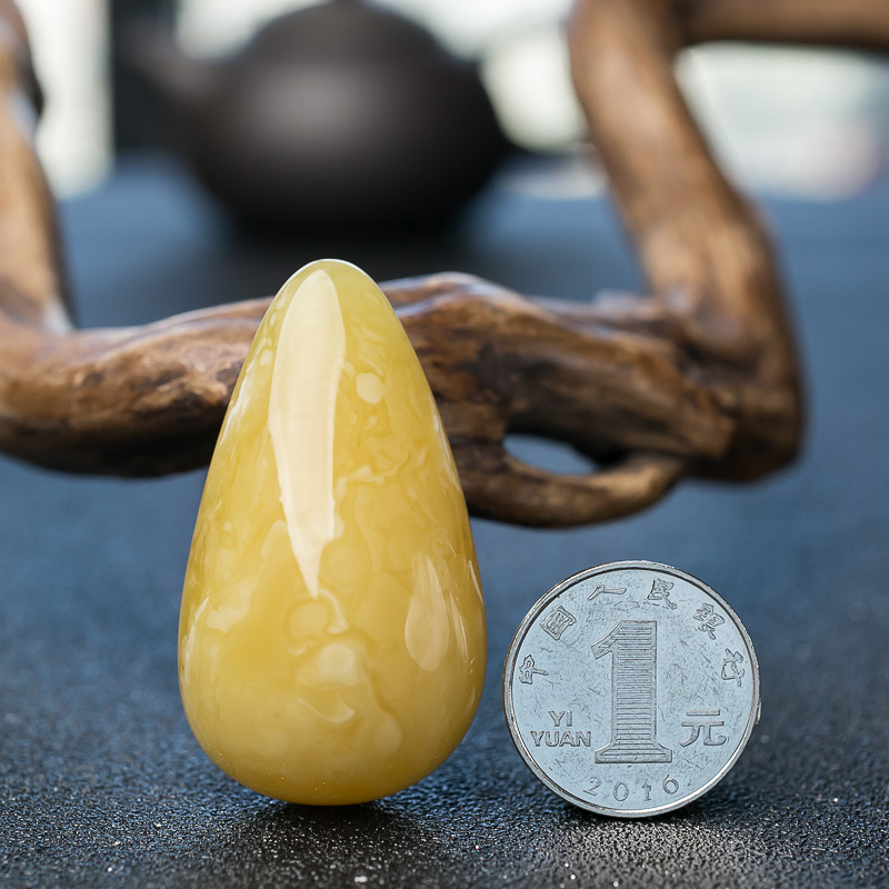 鸡油黄蜜蜡随形挂坠-红掌柜