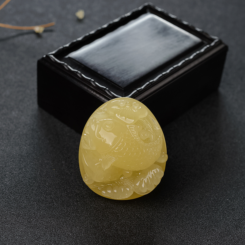 鸡油黄蜜蜡连年有余吊坠-红掌柜