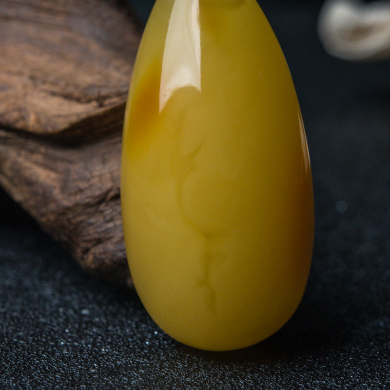 天然鸡油黄蜜蜡随形吊坠-红掌柜