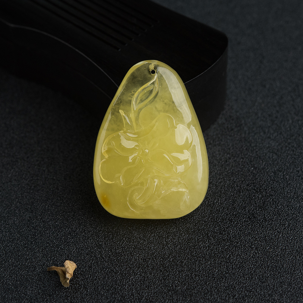 鸡油黄蜜蜡荷叶吊坠-红掌柜