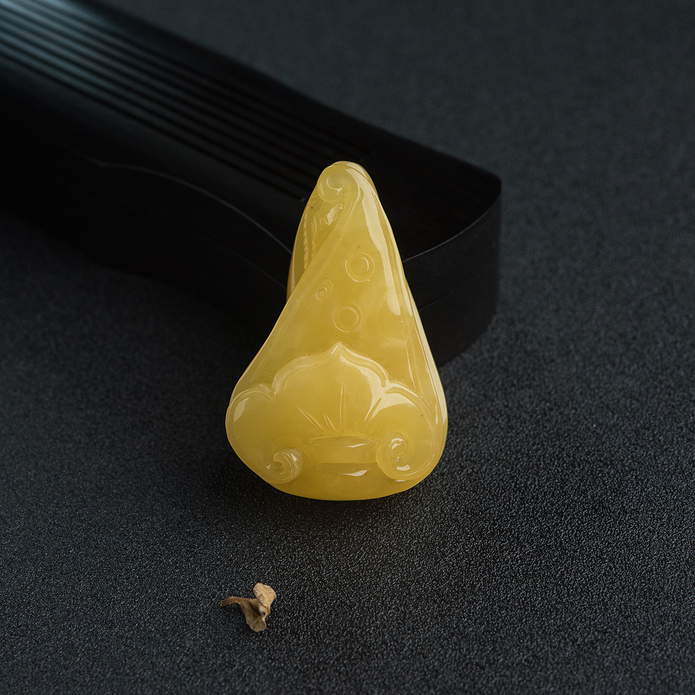 鸡油黄蜜蜡如意吊坠-红掌柜