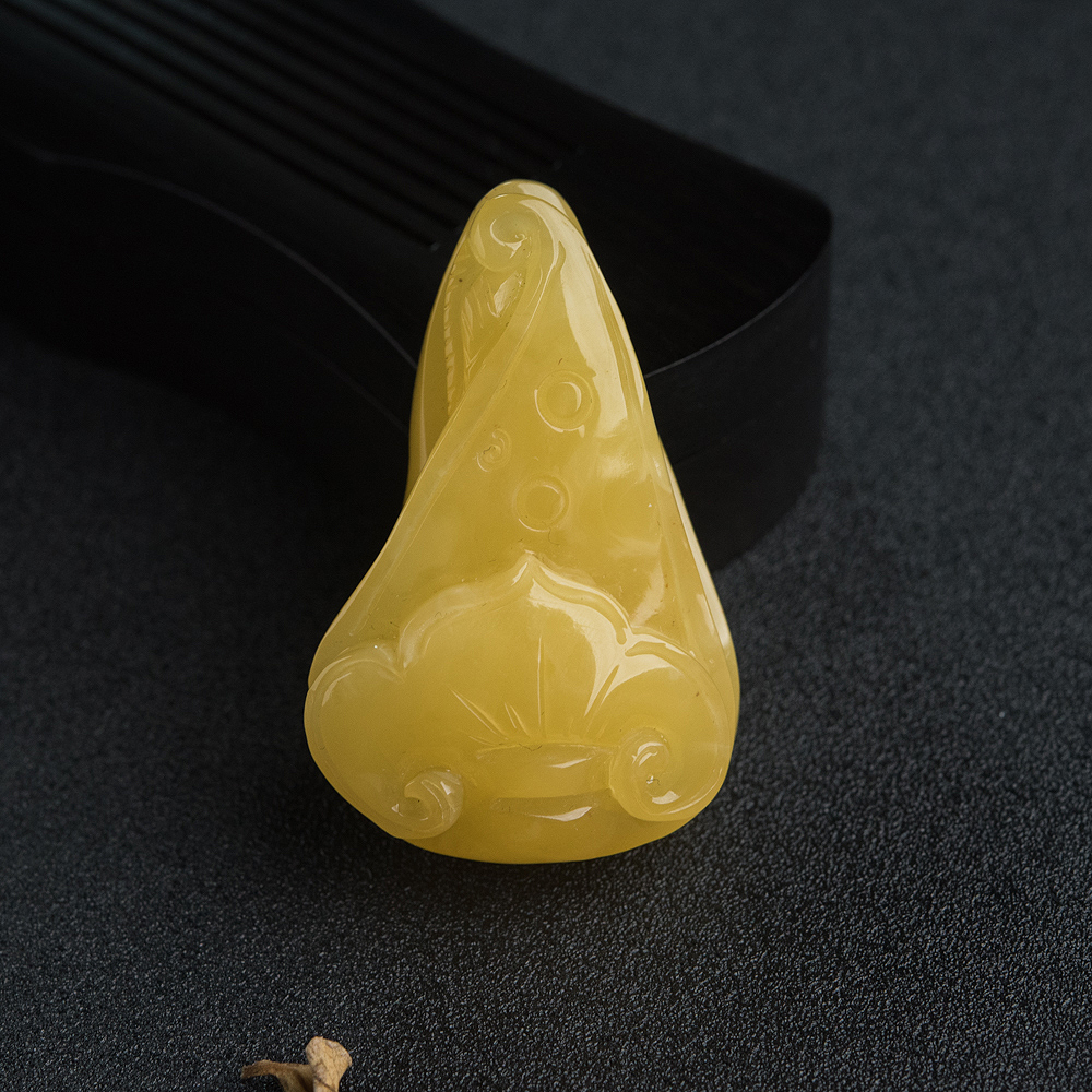 鸡油黄蜜蜡如意吊坠-红掌柜