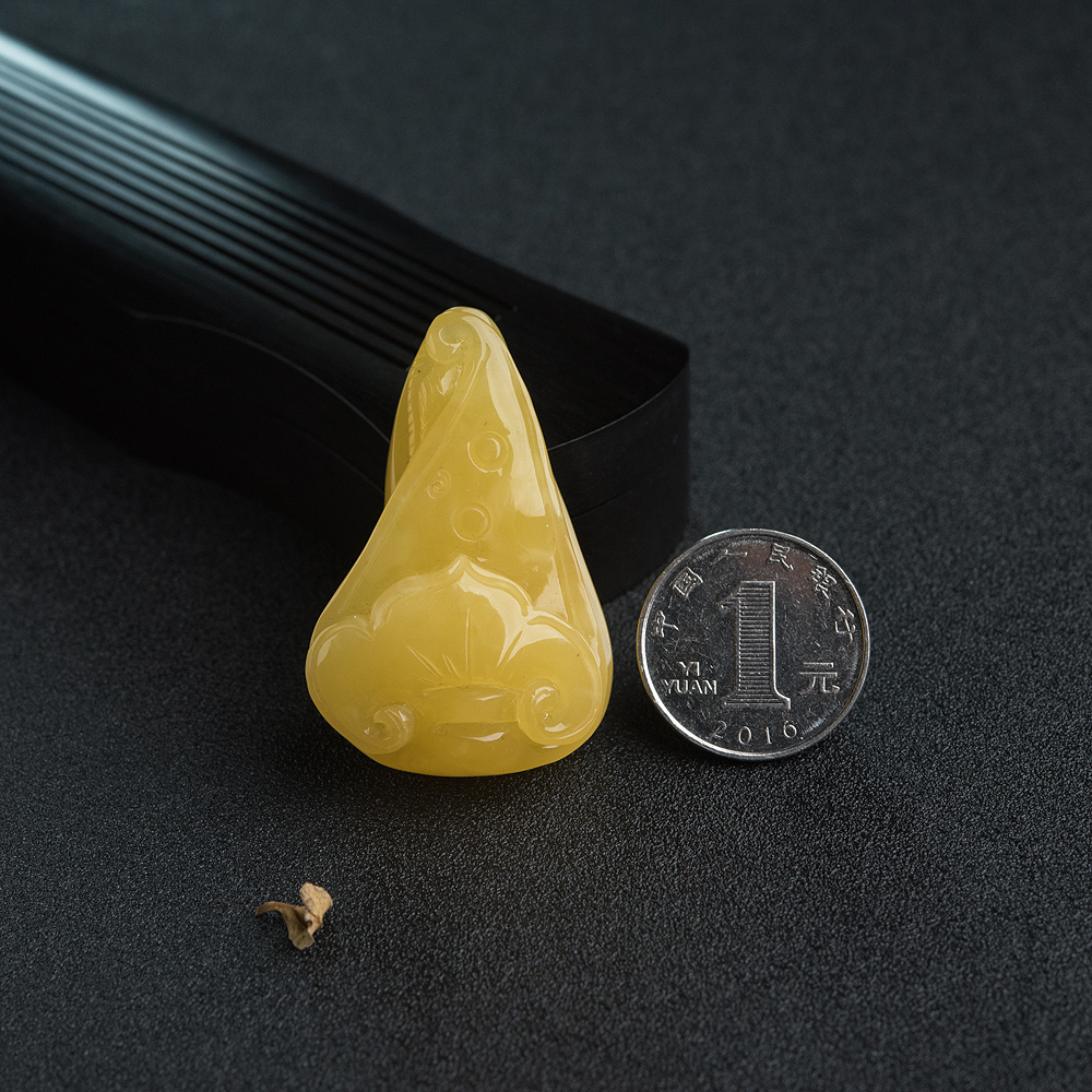 鸡油黄蜜蜡如意挂坠-红掌柜