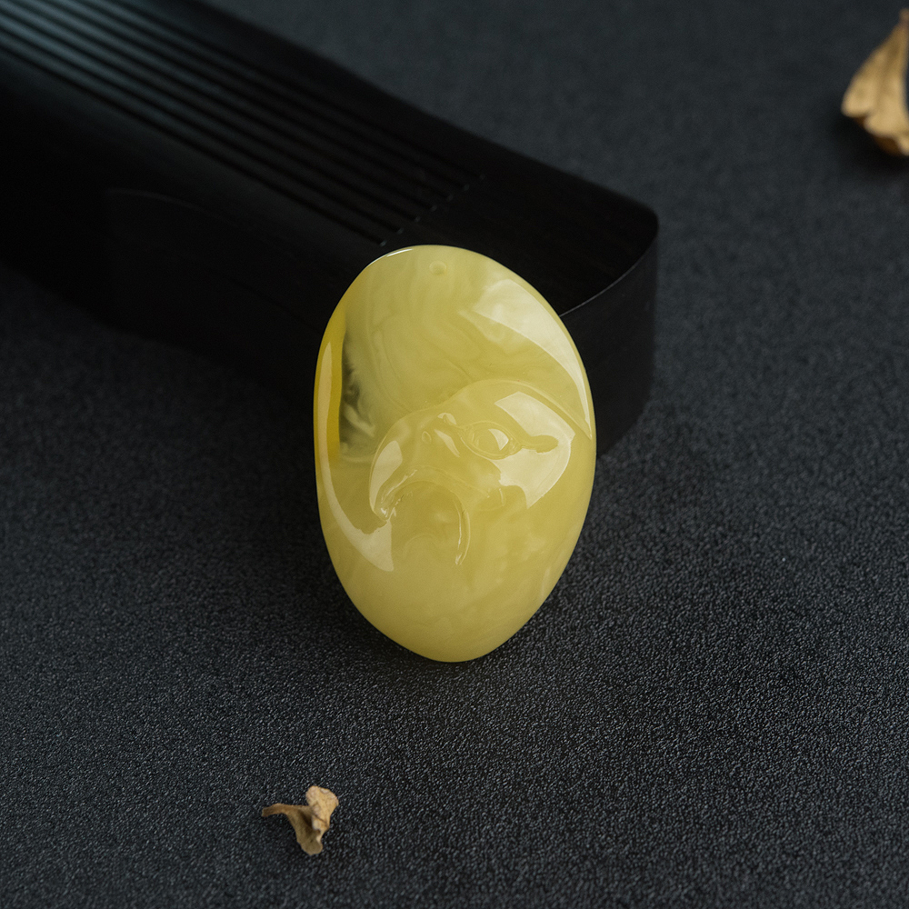 带皮鸡油黄蜜蜡鹰头吊坠-红掌柜