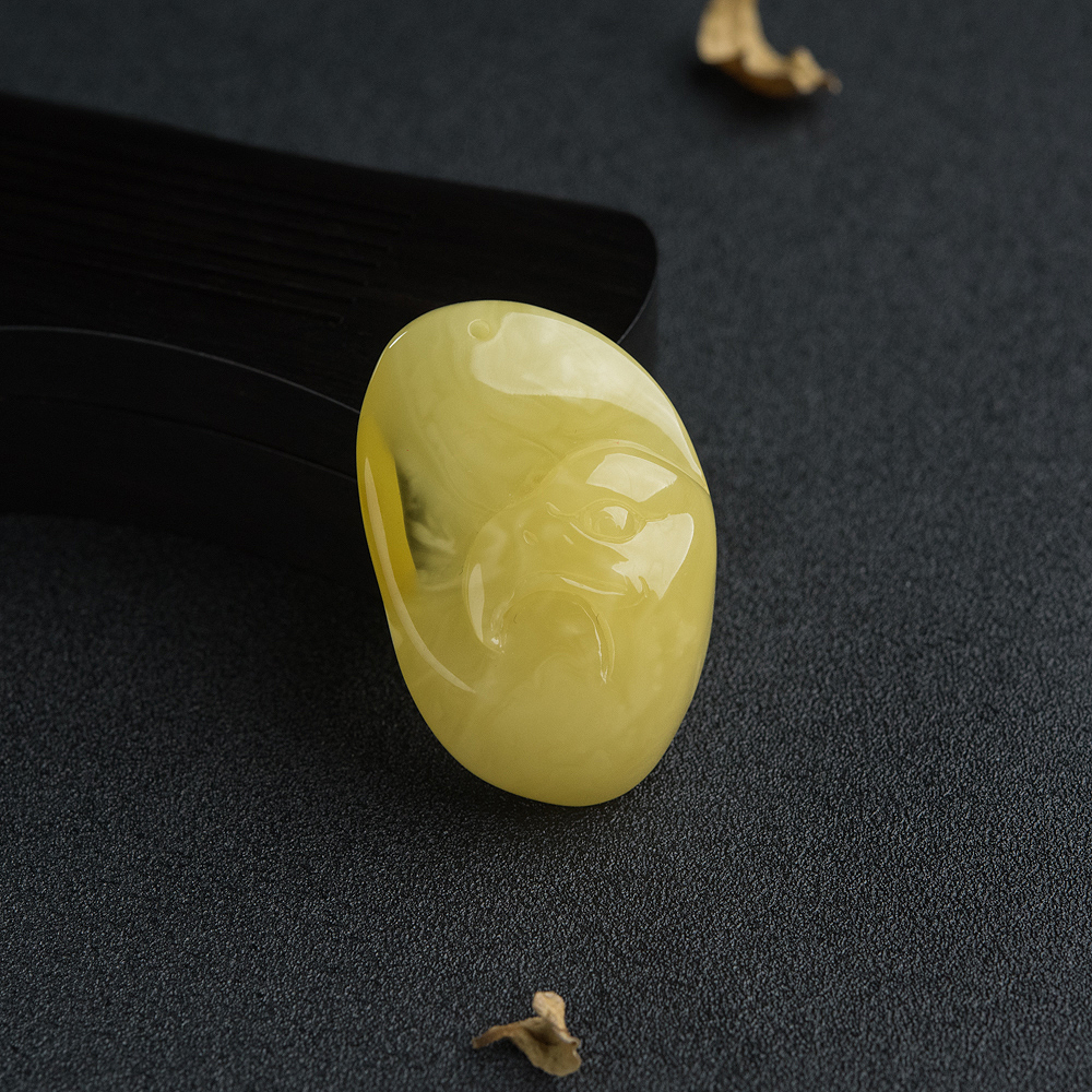 鸡油黄蜜蜡鹰头吊坠-红掌柜