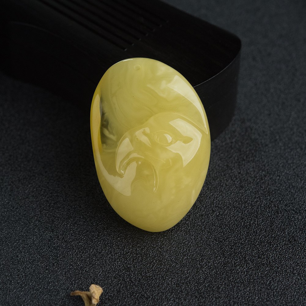 鸡油黄蜜蜡鹰头挂坠-红掌柜