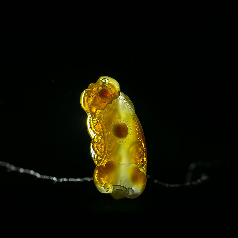 俏色蜜蜡如意挂坠-红掌柜