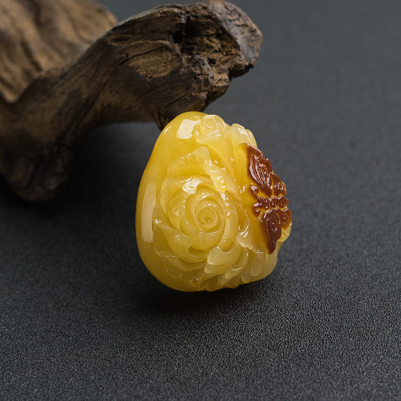 蜜蜡蝶恋花吊坠-红掌柜