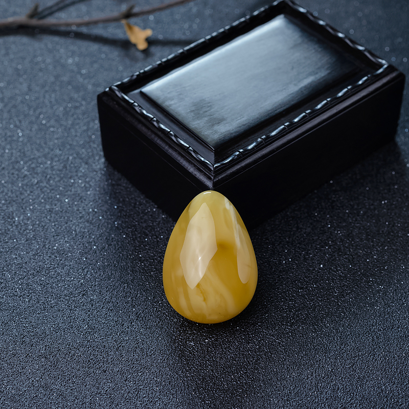 鸡油黄蜜蜡随形吊坠-红掌柜