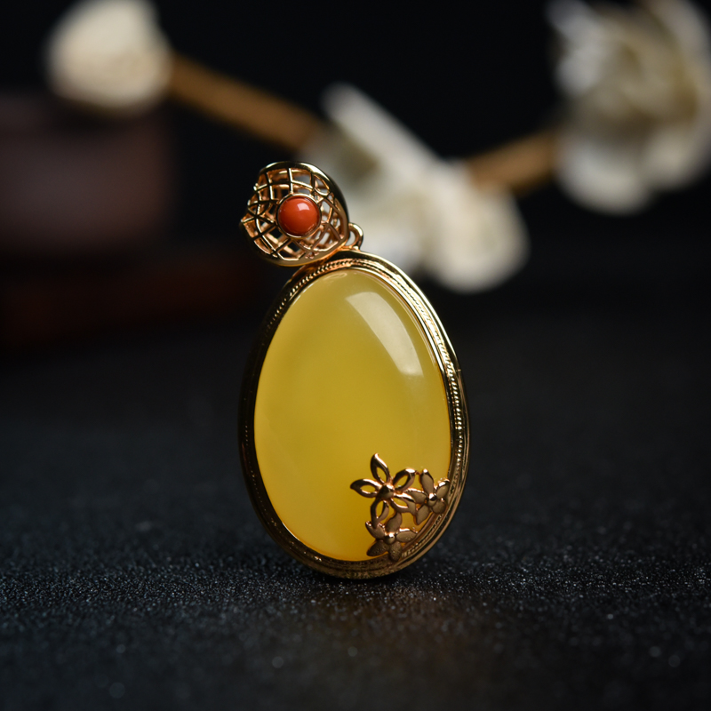 银镶鸡油黄蜜蜡随形吊坠-红掌柜