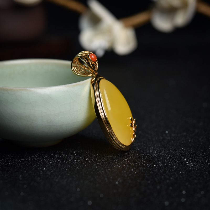 鸡油黄蜜蜡随形吊坠-红掌柜