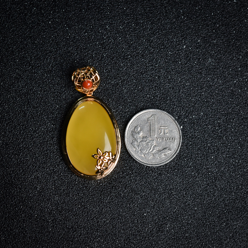 银镶鸡油黄蜜蜡随形挂坠-红掌柜