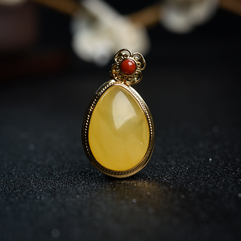 银镶鸡油黄蜜蜡水滴吊坠-红掌柜