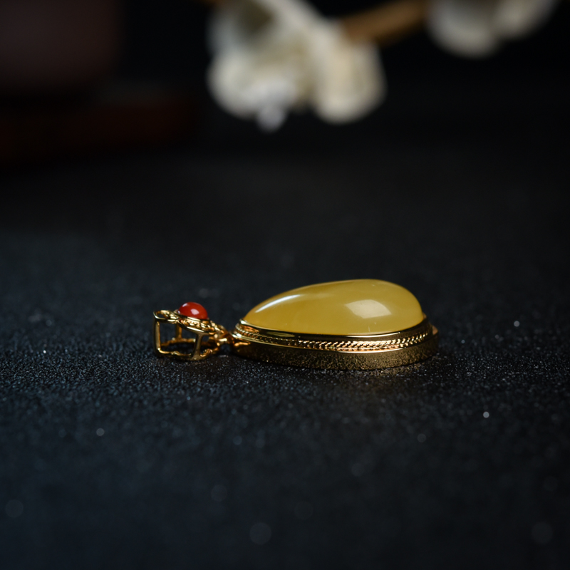 银镶鸡油黄蜜蜡水滴挂坠-红掌柜