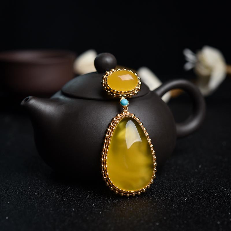 银镶鸡油黄金绞蜜水滴吊坠-红掌柜