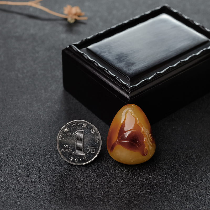 俏色蜜蜡吊坠-红掌柜