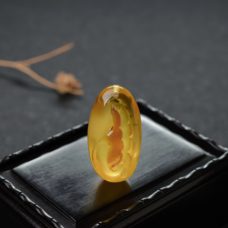 俏色蜜蜡荷叶吊坠-红掌柜