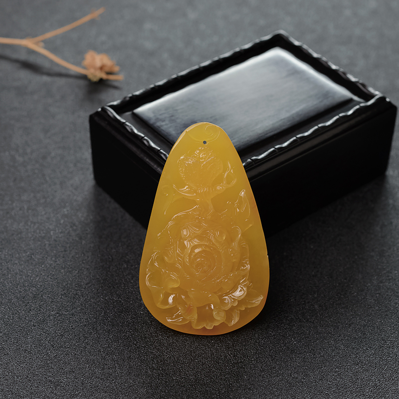 鸡油黄蜜蜡蝶恋花吊坠-红掌柜