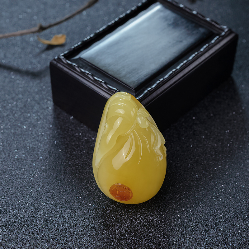 带皮鸡油黄蜜蜡钱袋吊坠-红掌柜