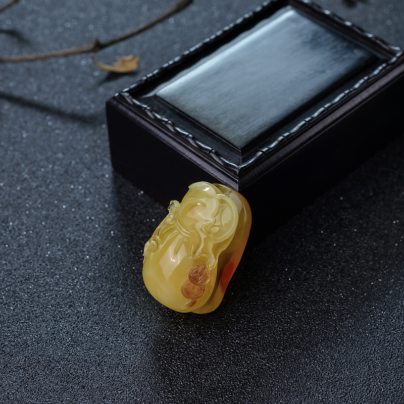 鸡油黄蜜蜡钱袋吊坠-红掌柜