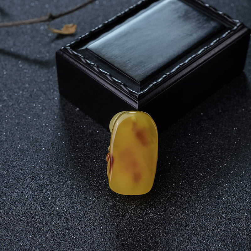 带皮鸡油黄蜜蜡吊坠-红掌柜