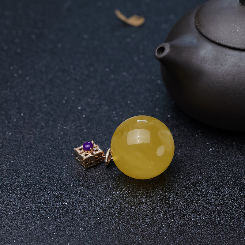 鸡油黄金绞蜜圆珠吊坠-红掌柜