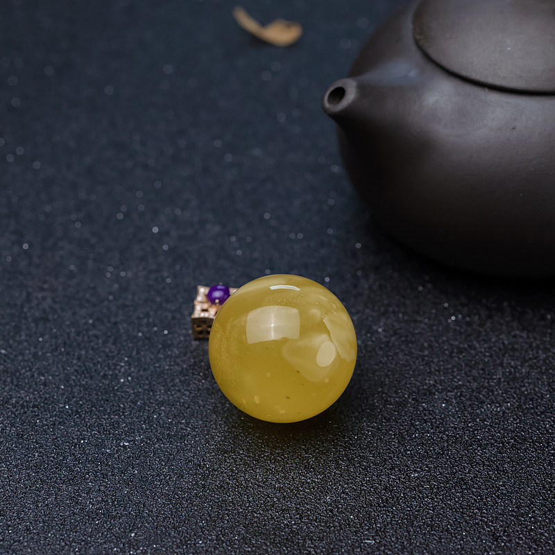 18K金镶钻鸡油黄蜜蜡圆珠吊坠-红掌柜