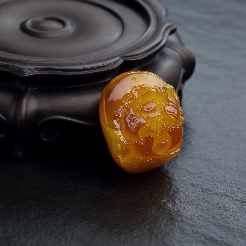 天然俏色蜜蜡花吊坠-红掌柜