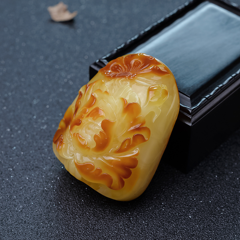 天然俏色蜜蜡蝶恋花吊坠-红掌柜