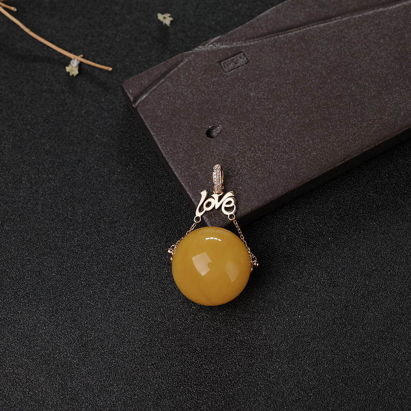 18K金镶钻鸡油黄蜜蜡圆珠吊坠-红掌柜