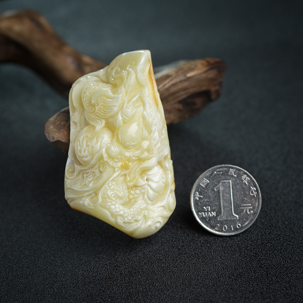 带皮象牙白白蜜龙挂坠-红掌柜