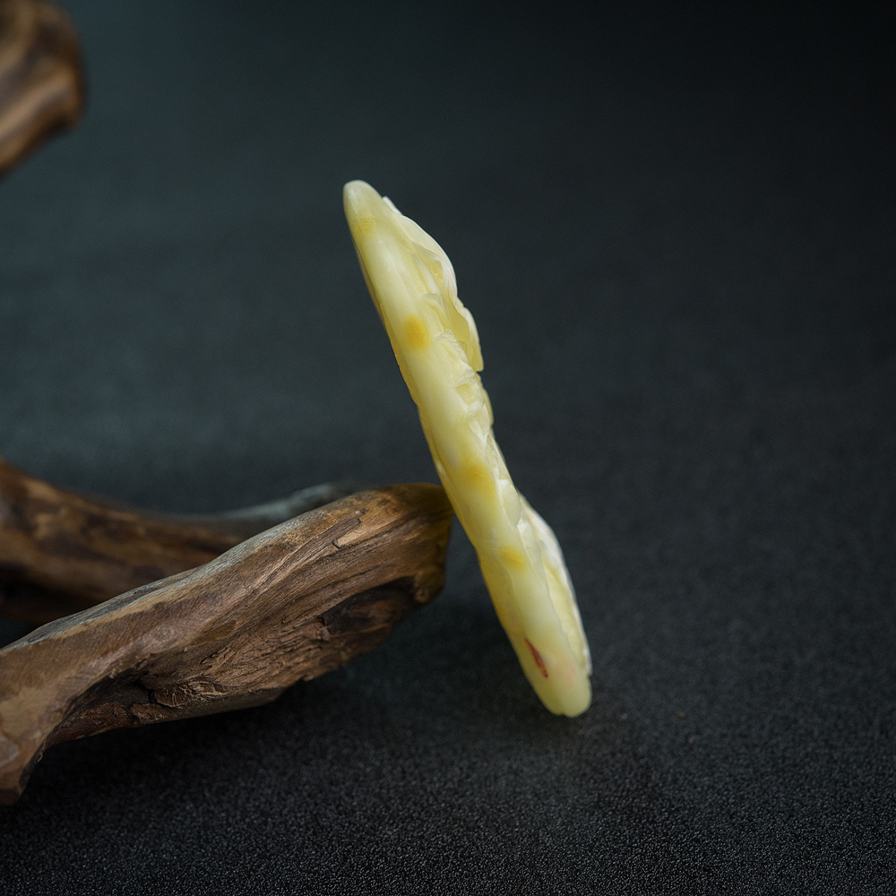 象牙白白蜜龙牌挂坠-红掌柜