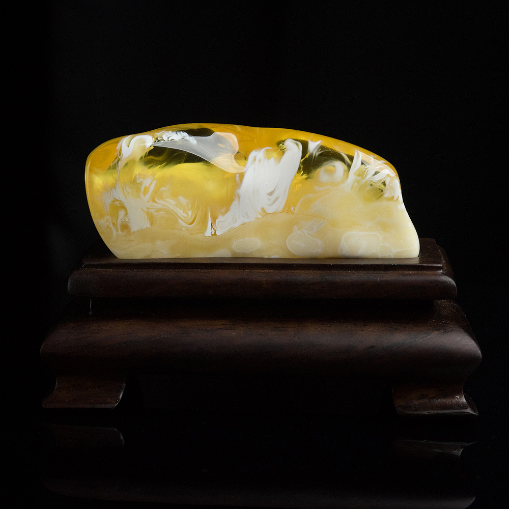 白花蜜蜡随形摆件-红掌柜