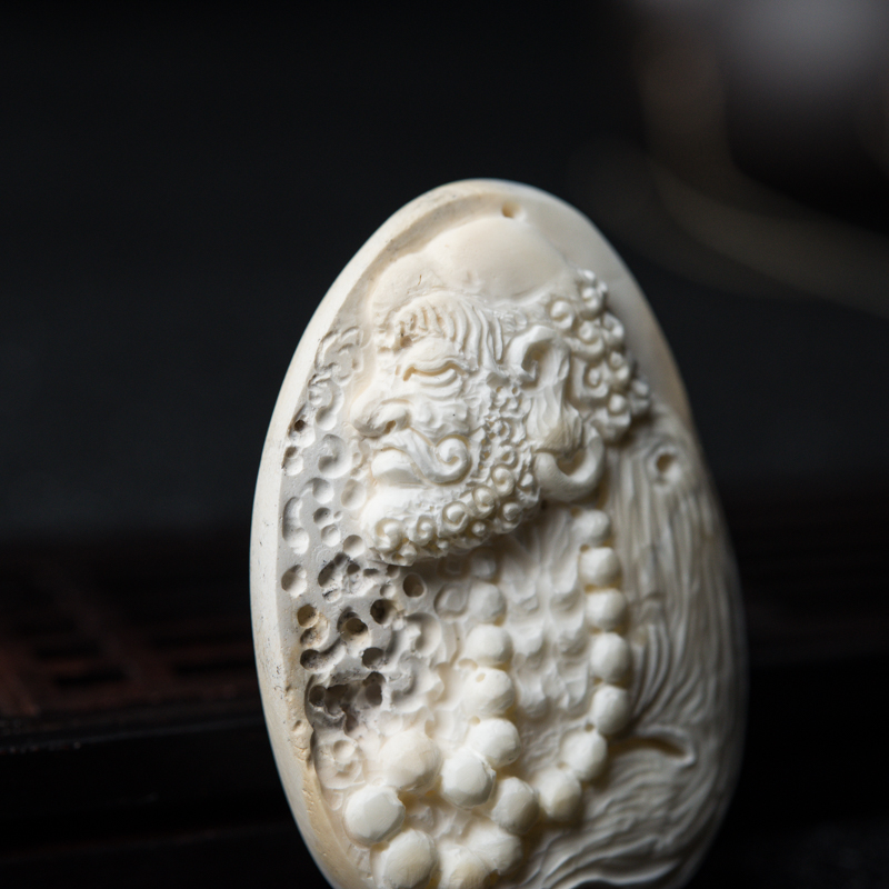 象牙白天然白蜜达摩吊坠-红掌柜