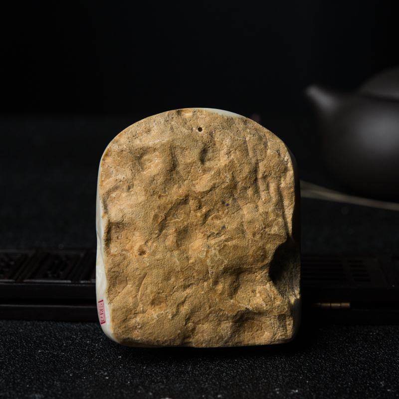 带皮白蜜龙吊坠-红掌柜