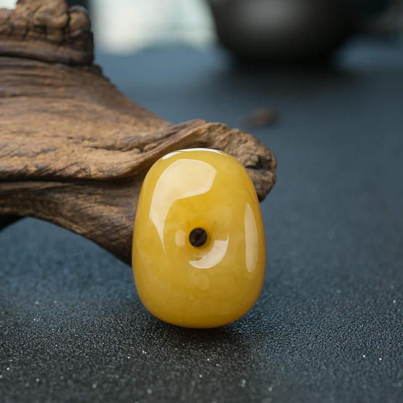 鸡油黄蜜蜡随形扣吊坠-红掌柜