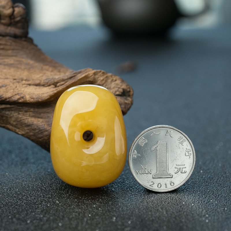 鸡油黄蜜蜡随形扣挂坠-红掌柜