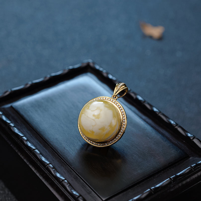 金镶钻白花蜜蜡吊坠-红掌柜