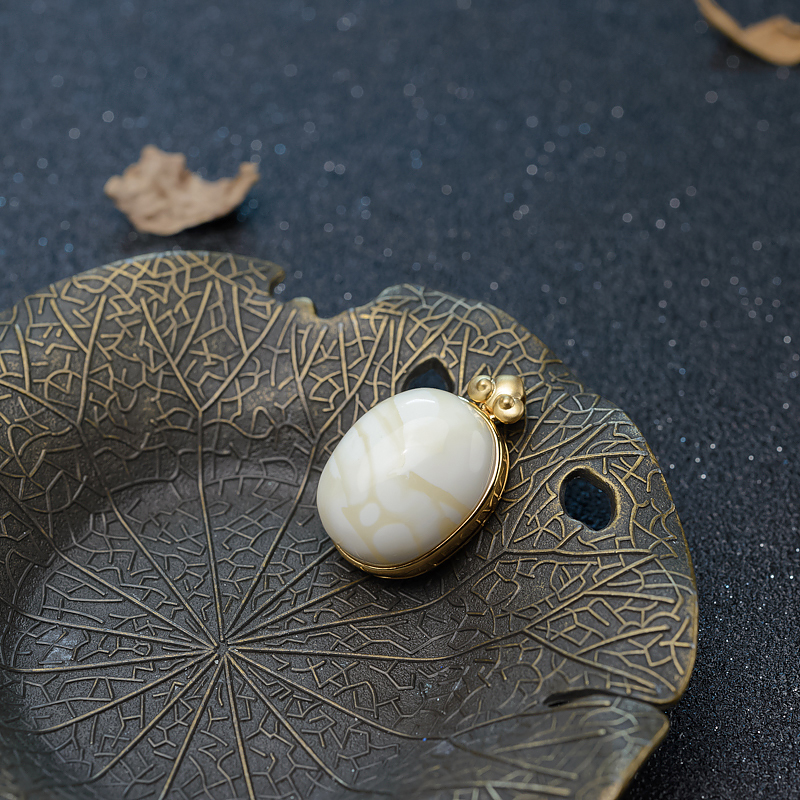 18K天然白蜜吊坠-红掌柜