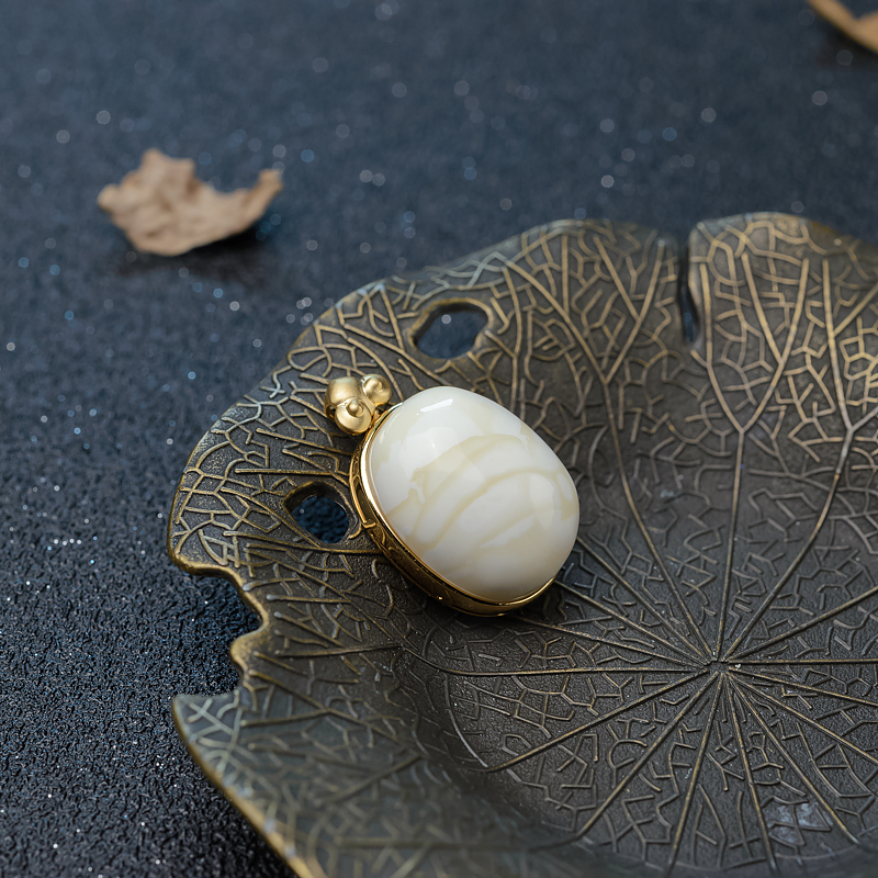 18K天然瓷白白蜜吊坠-红掌柜