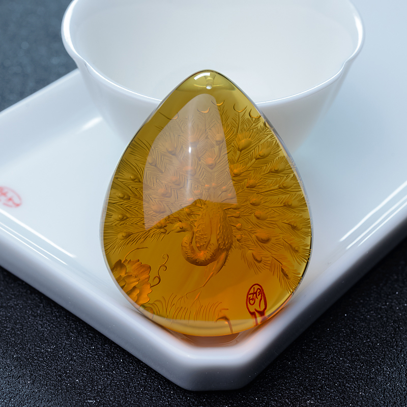 蓝珀孔雀开屏吊坠-红掌柜